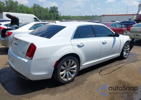 2021 Chrysler 300 Touring z USA, uszkodzony, nr VIN 2C3CCAAG2MH602460